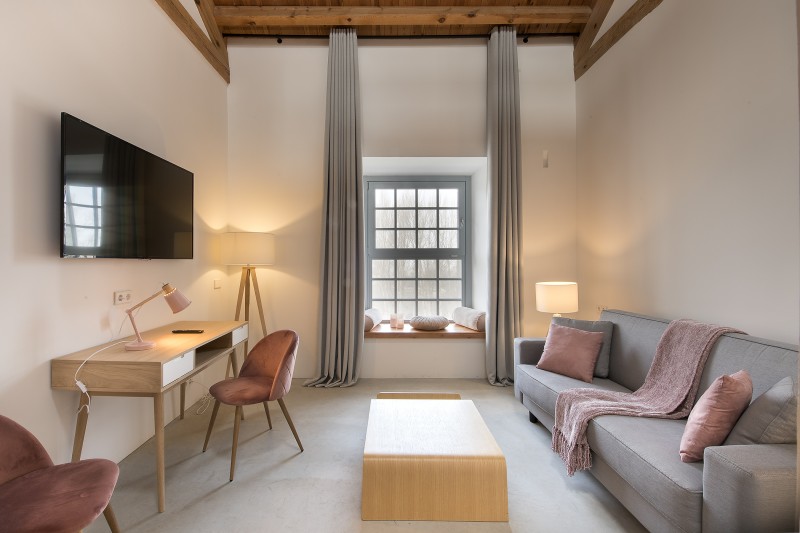 Sofá cama de la marca Cruces en las suites del hotel La Fábrica del